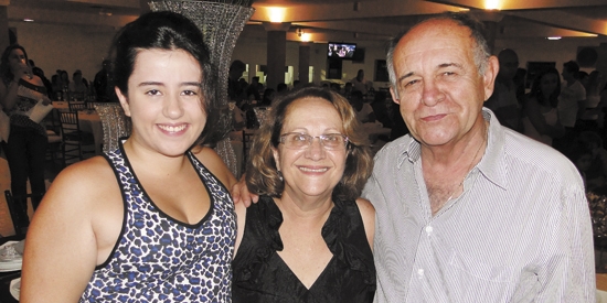Antonio Lázaro Magalhães, sua mulher Sueli e a filha Maria Antônia Magalhães - Franca Placas e Espaço 3 WM